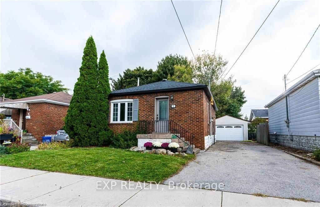 Detached House for lease at 90 East 11th Street, Hamilton, Inch Park, L9A 3T4 - MLS: X11938070