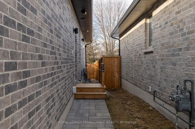 Unit B — 74 Dewal Pl, Belleville -  image-0-3