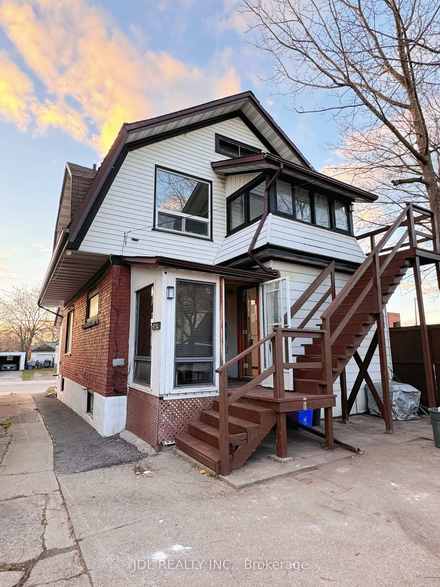 Semi-Detached House leased at Main-4750 Saint Lawrence Avenue, Niagara Falls, 210 - Downtown, L2E 3X9 - MLS: X11938588