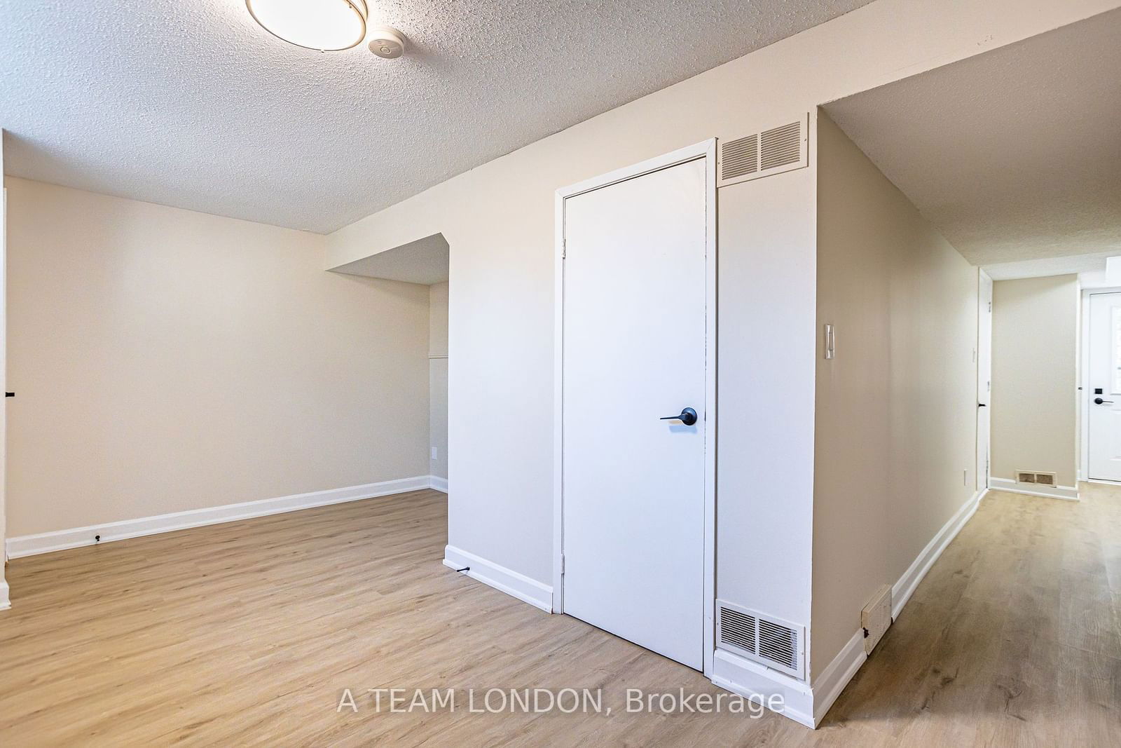 Townhouse for sale at 76-35 Waterman Avenue, London, South R, N6C 5T5 - MLS: X11939585