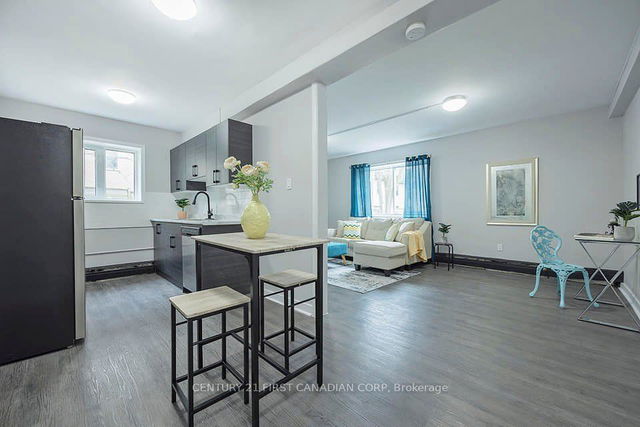102 - 871 ADELAIDE Street