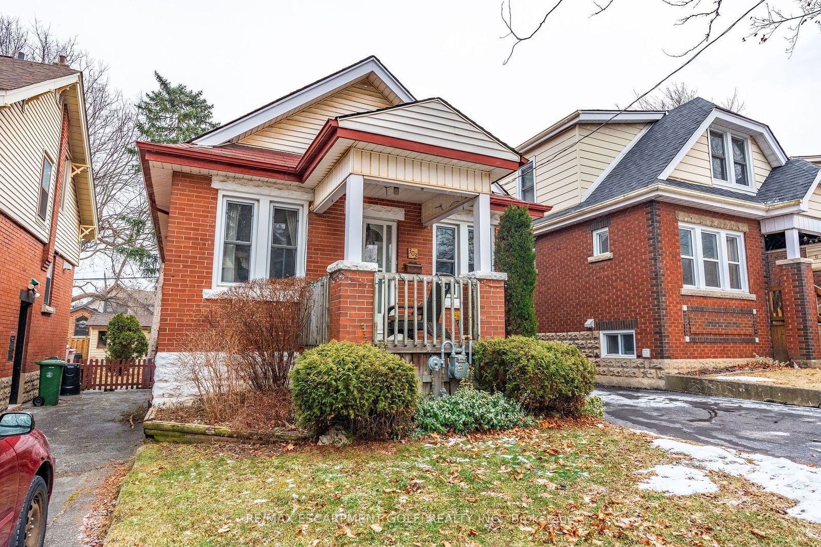 Detached House for sale at 303 HOUGHTON Avenue, Hamilton, Delta, L8K 2N4 - MLS: X11940187