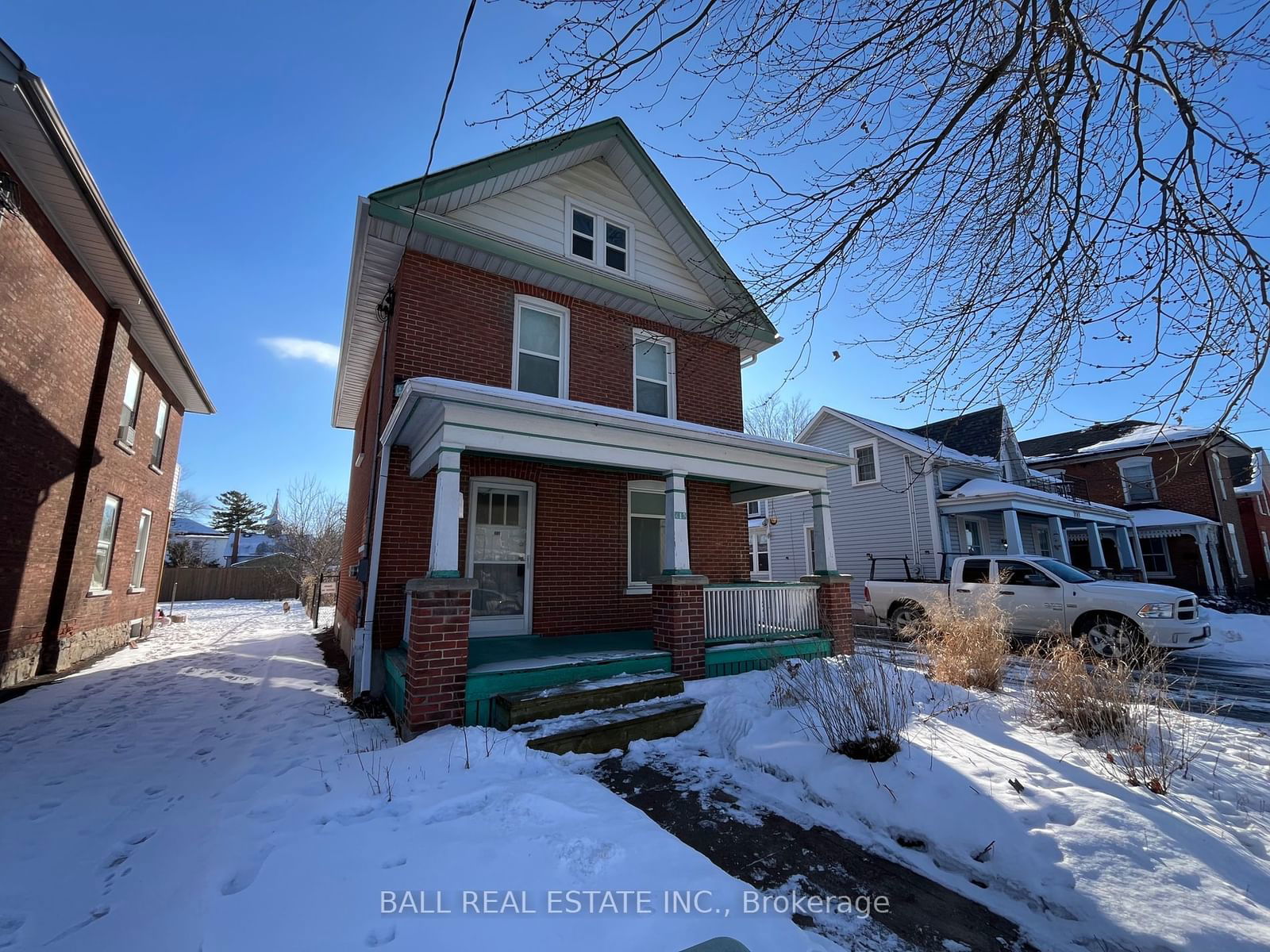 Detached House for sale at 215 Perry Street, Peterborough, Downtown, K9J 2H9 - MLS: X11941455