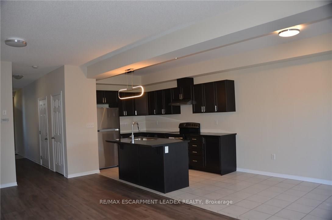 Townhouse for lease at 6-370 Stonehenge Drive, Hamilton, Ancaster, L9K 0H9 - MLS: X11941711