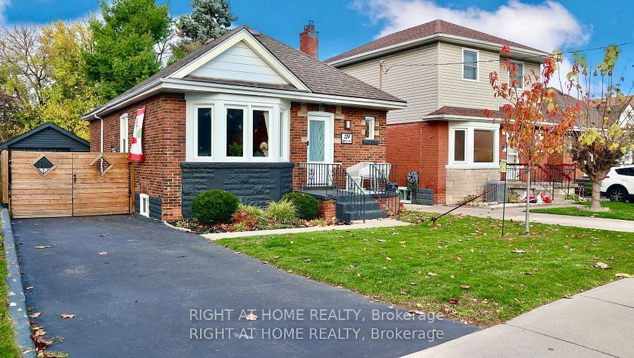 Detached House for sale at 124 Barons Avenue, Hamilton, Bartonville, L8K 2Y7 - MLS: X11941853