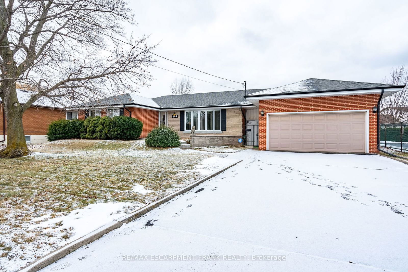 Detached House for sale at 209 Nash Road, Hamilton, Kentley, L8H 2P8 - MLS: X11942179