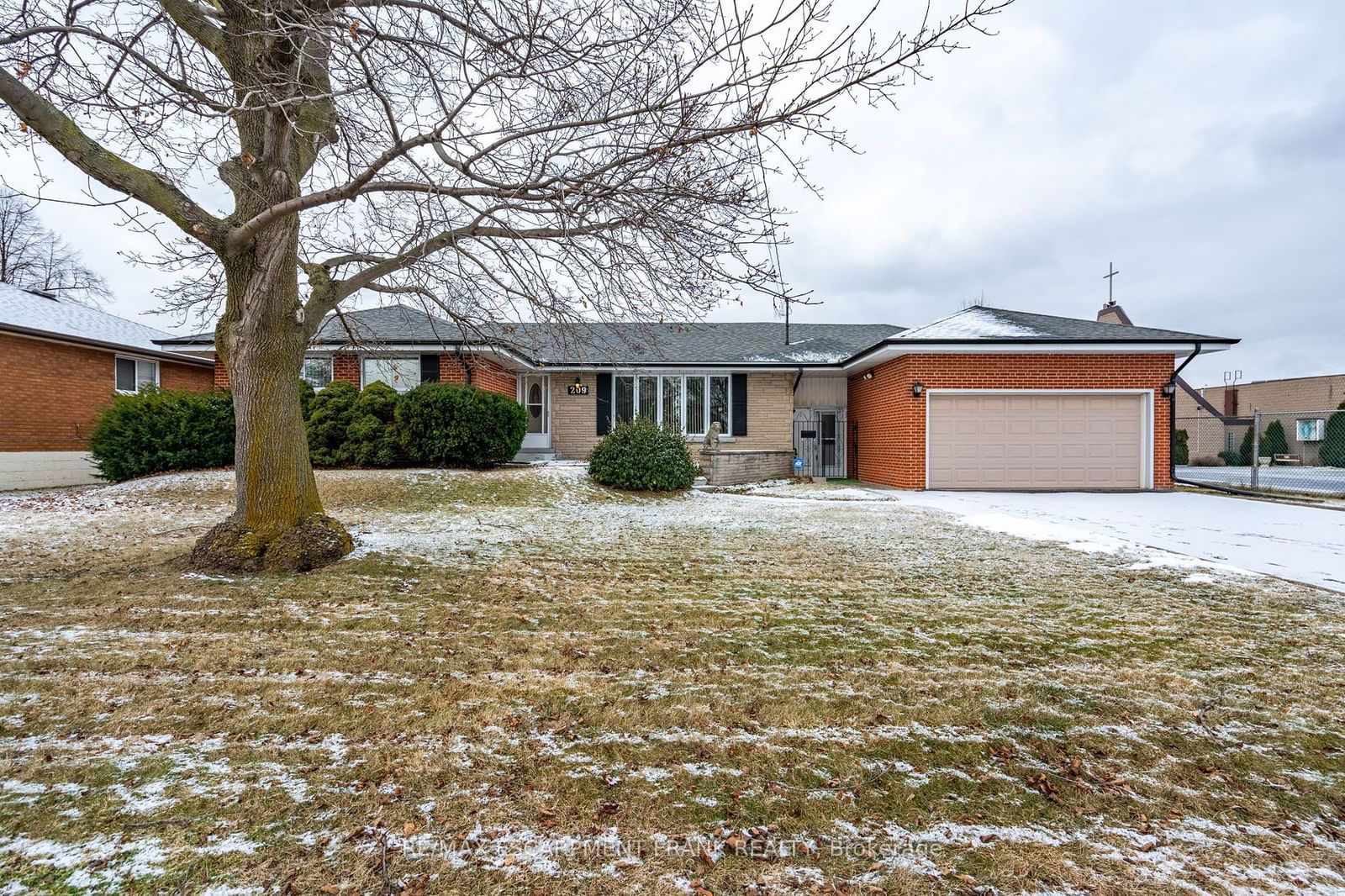 Detached House for sale at 209 Nash Road, Hamilton, Kentley, L8H 2P8 - MLS: X11942179