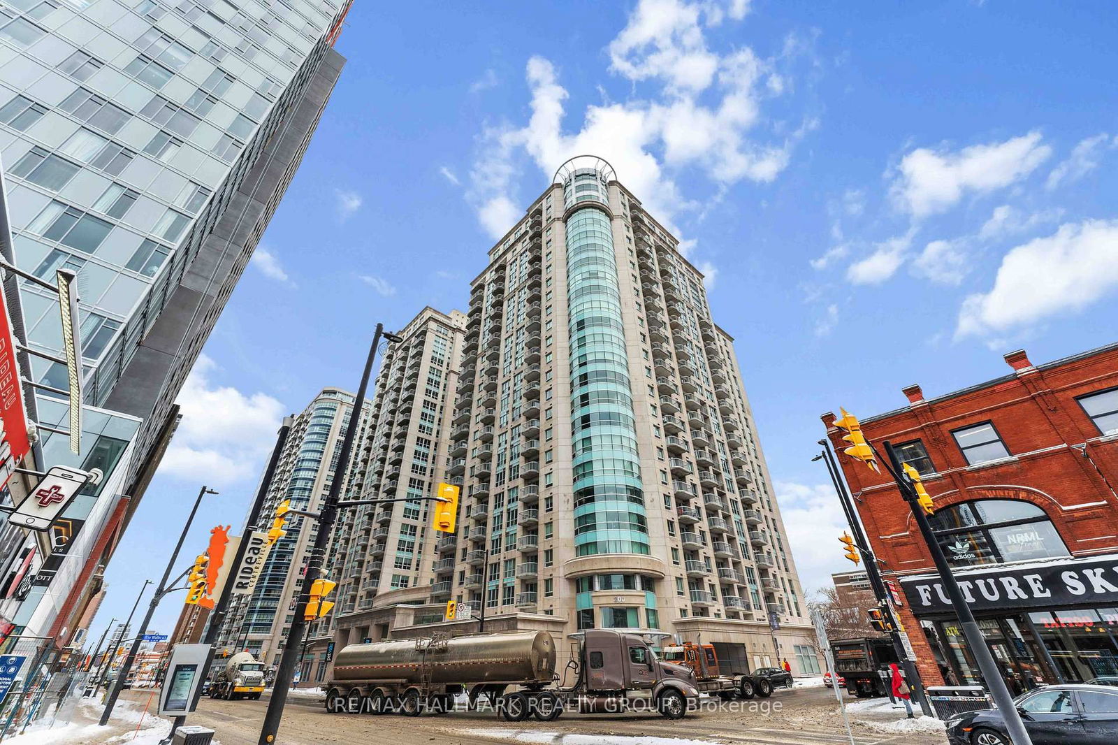 Building at 200 Rideau Street, Ottawa, Sandy Hill