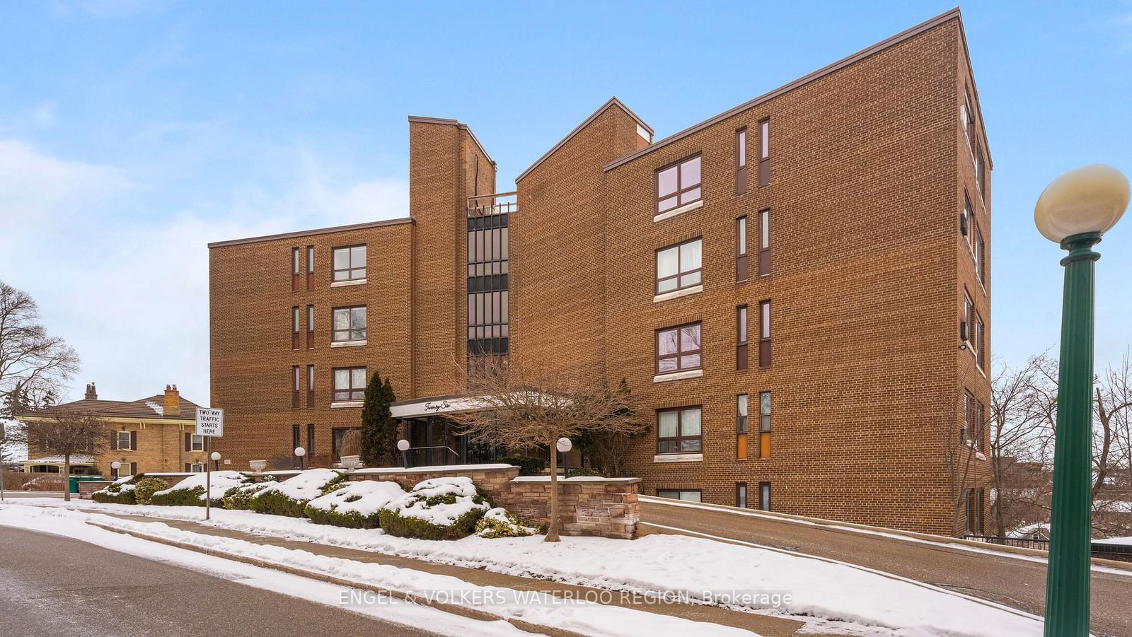 Condo sold at 4E-26 Wentworth Avenue, Cambridge, N1S 1G6 - MLS: X11943398