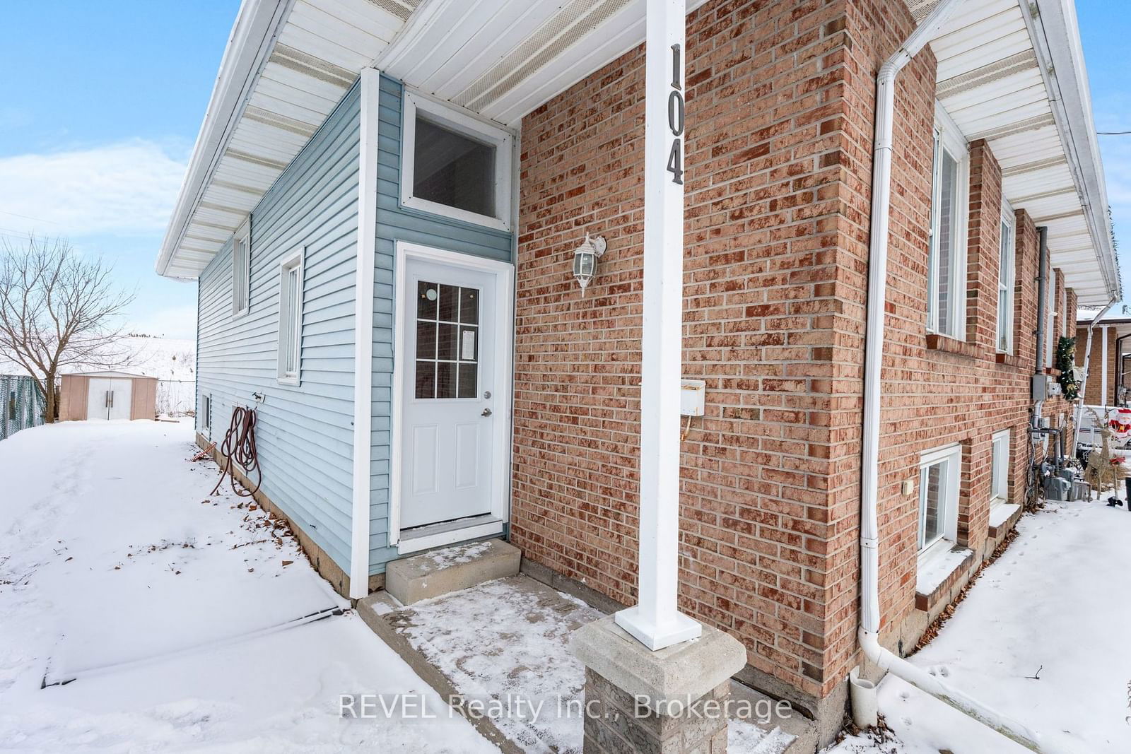 Semi-Detached House sold at 104 BARTLETT Street, Thorold, 556 - Allanburg/Thorold South, L2V 4Y5 - MLS: X11944625