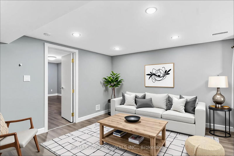 home for lease on Lower-49 Barwood Crescent