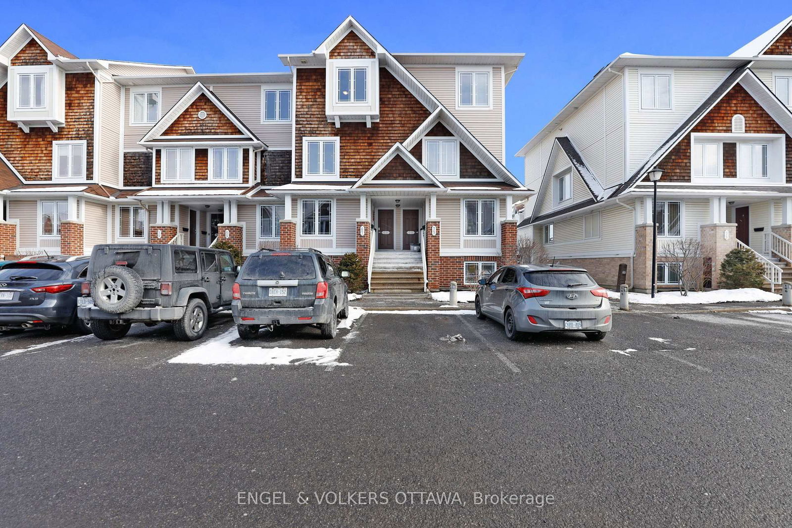 Townhouse sold at 69 Crosby Private, Orleans - Cumberland and Area, 1118 - Avalon East, K4A 0B8 - MLS: X11945146