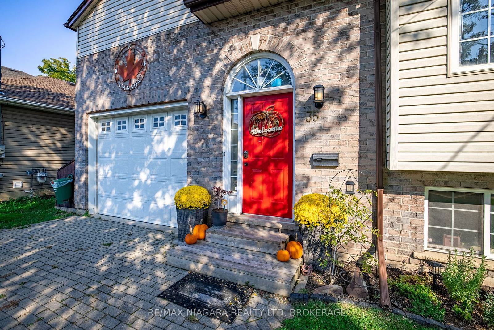 Detached House for sale at 35 Davidson Street, St. Catharines, 450 - E. Chester, L2R 2V3 - MLS: X11945203