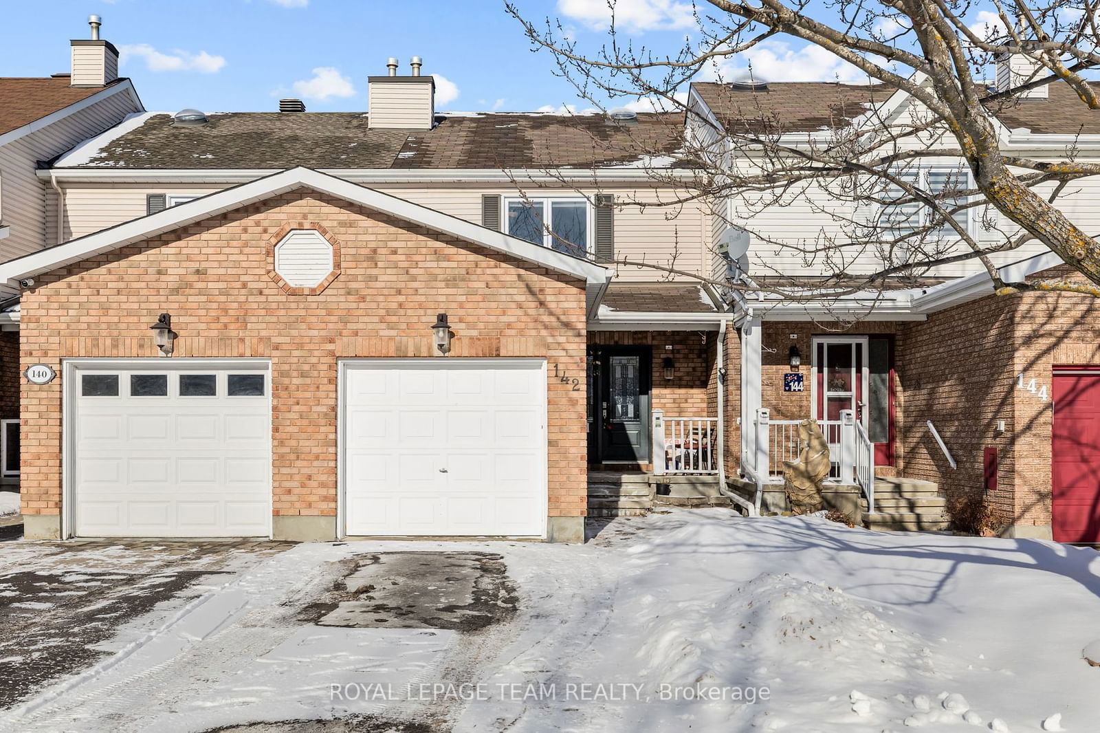 Townhouse sold at 142 Markland Crescent, Ottawa, Barrhaven East, K2G 5Z9 - MLS: X11945627