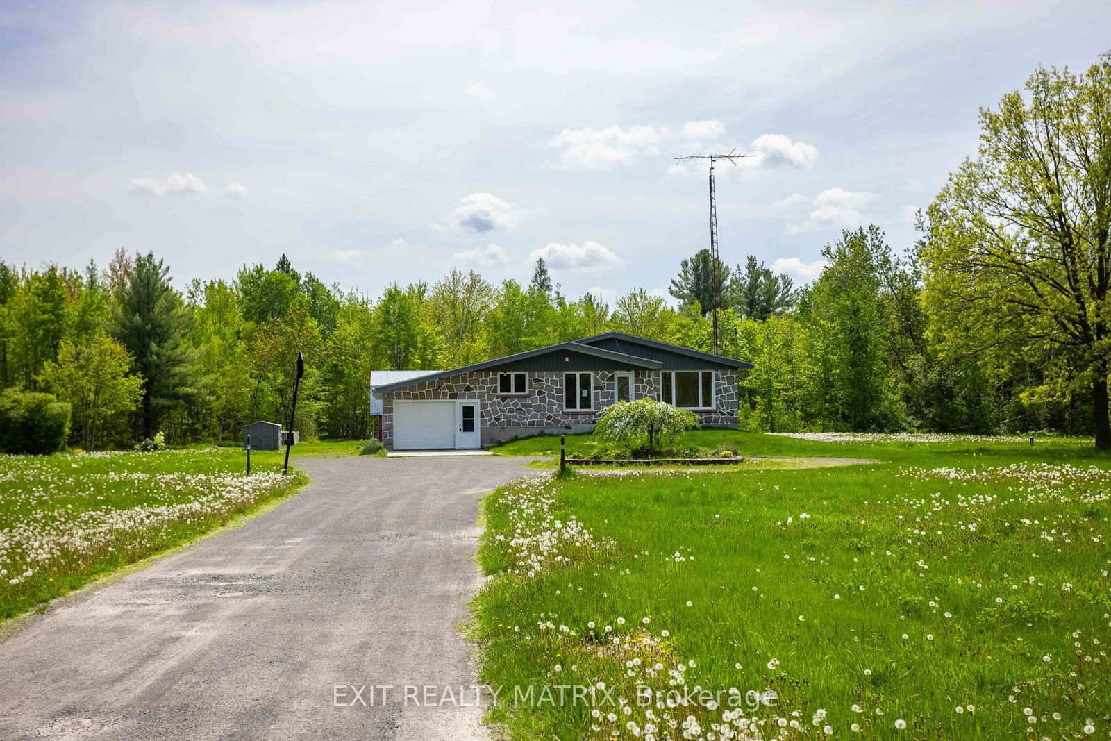 Detached House sold at 5651 COUNTY RD 17 Road, Alfred and Plantagenet, 610 - Alfred and Plantagenet Twp, K0B 1L0 - MLS: X11946815