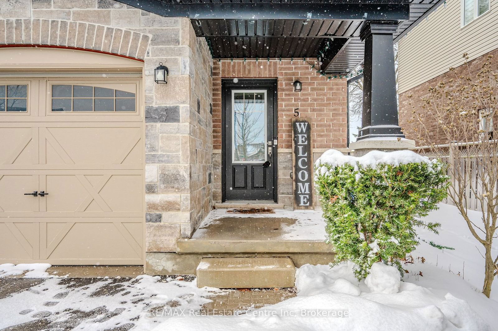 Townhouse sold at 5 Arlington Crescent, Guelph, Pine Ridge, N1L 0K9 - MLS: X11947248