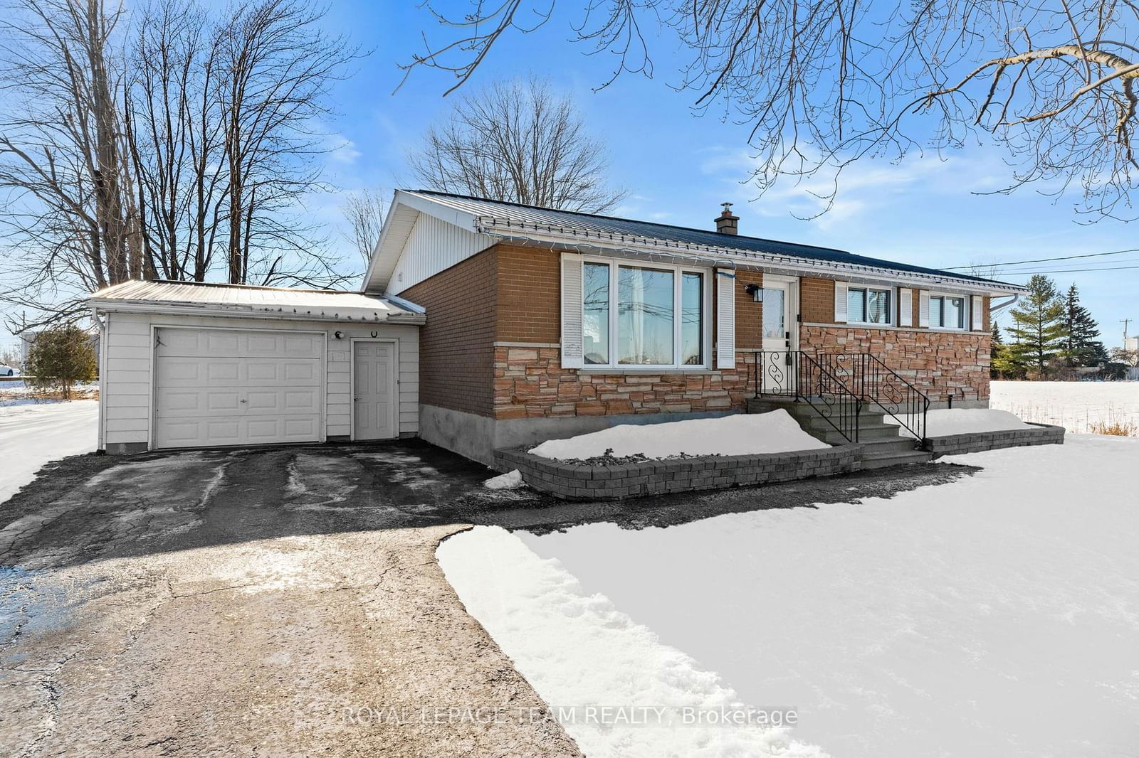 Detached House sold at 12016 County 3 Road, North Dundas, 707 - North Dundas (Winchester) Twp, K0C 2K0 - MLS: X11947428