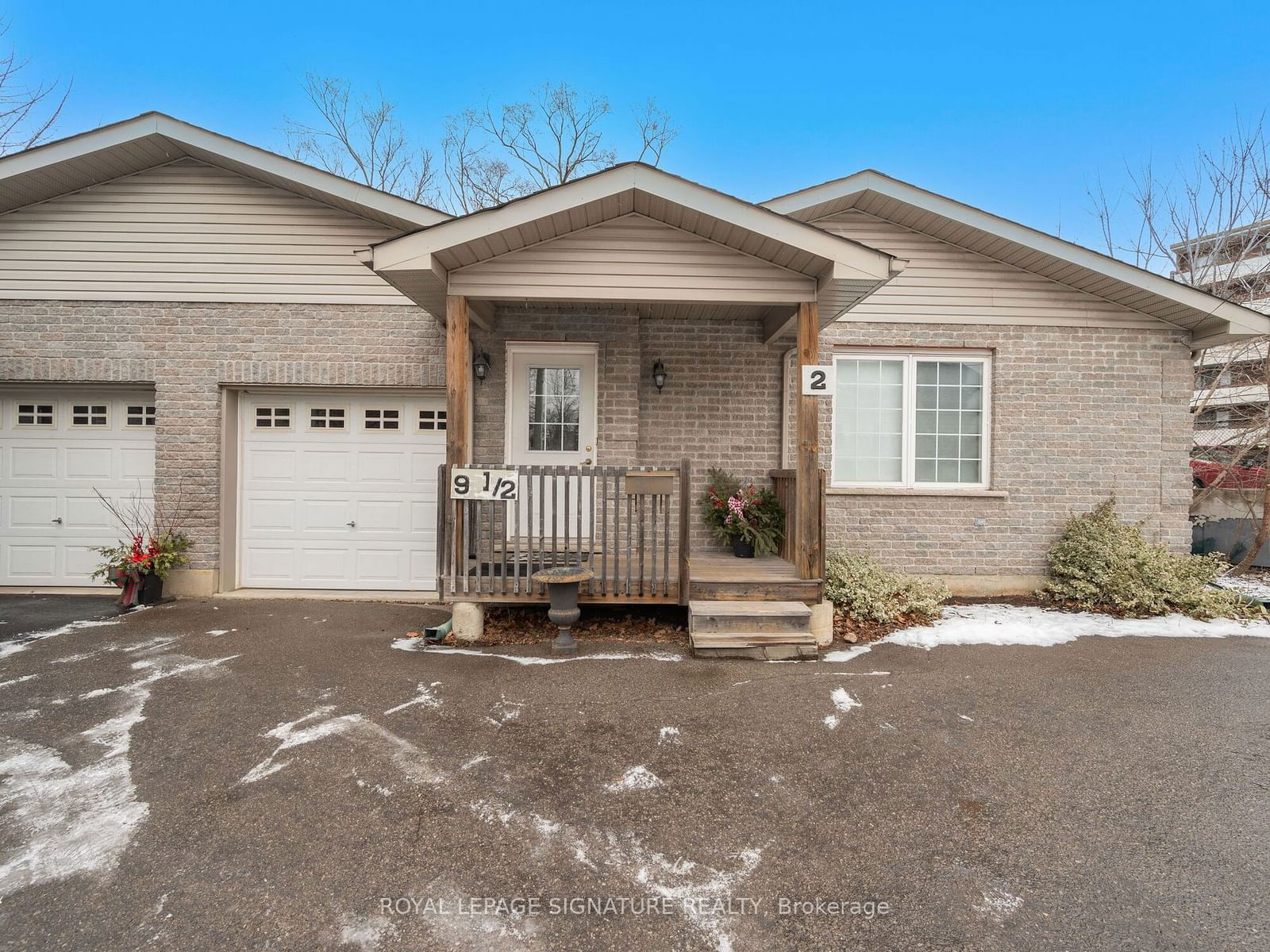 Semi-Detached House sold at 2-9 1/2 York Street, Hamilton, Dundas, L9H 1L3 - MLS: X11947540