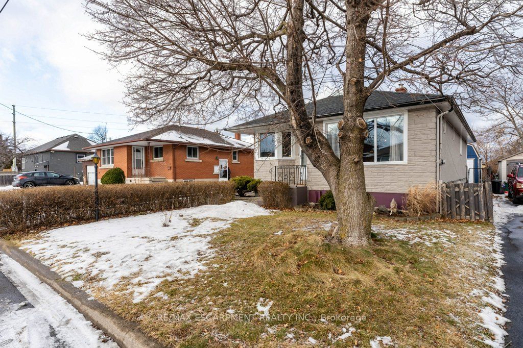 Detached House for sale at 3 Highfield Avenue, St. Catharines, L2M 5W3 - MLS: X11947567