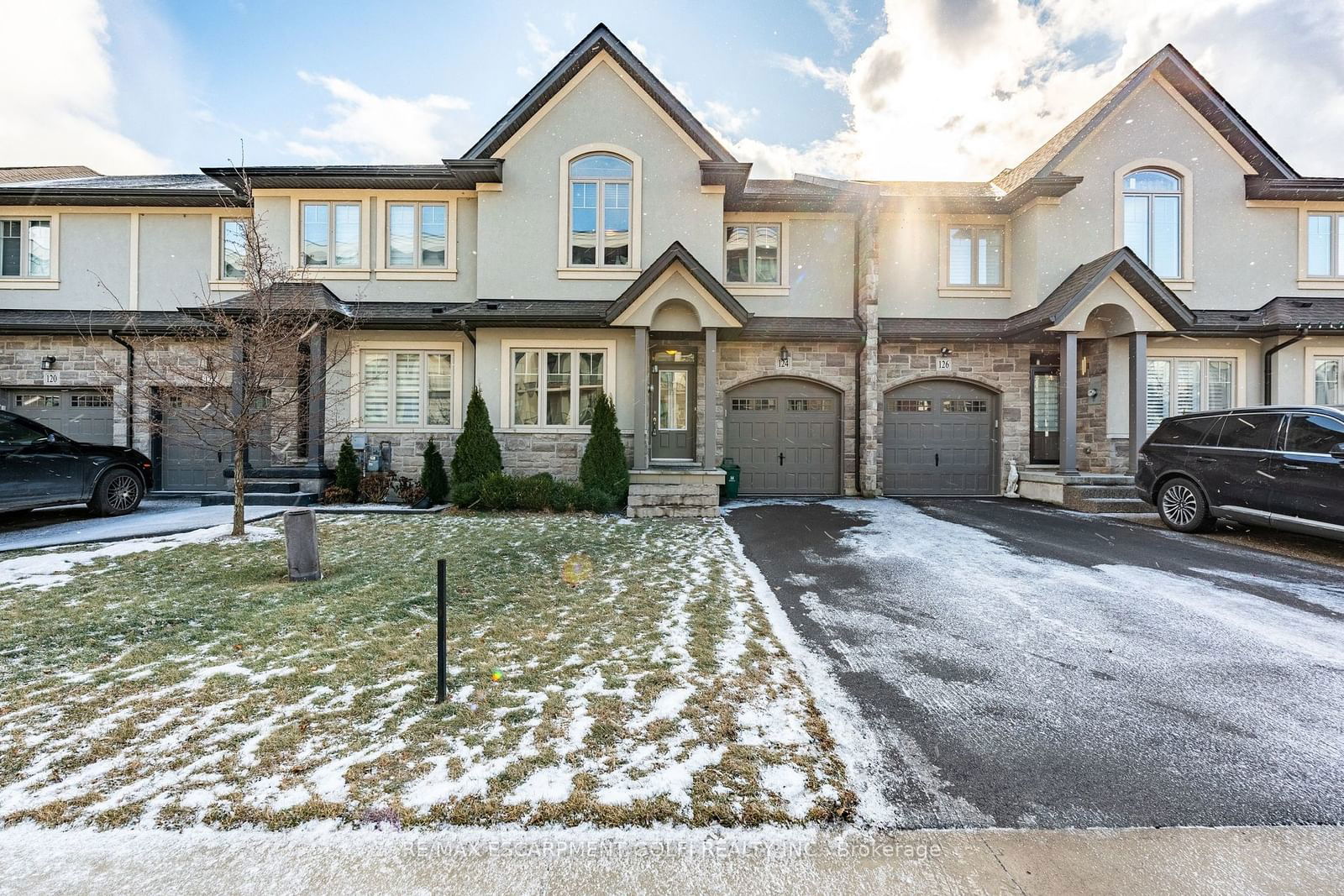 Townhouse sold at 124 Shoreview Place, Hamilton, Stoney Creek, L8E 0J4 - MLS: X11948036