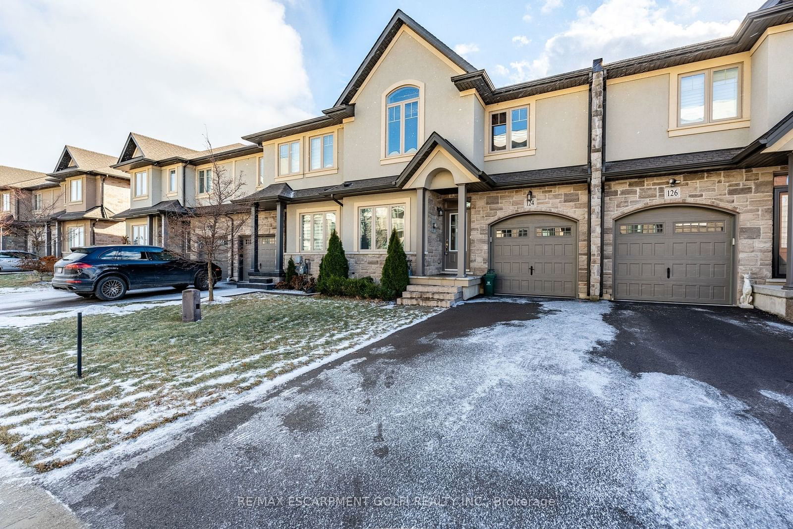 Townhouse sold at 124 Shoreview Place, Hamilton, Stoney Creek, L8E 0J4 - MLS: X11948036