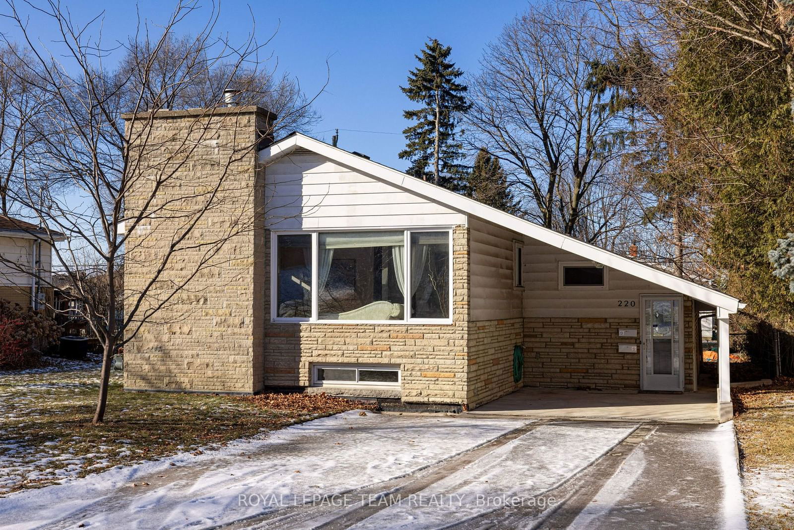 Detached House for sale at 220 Indian Road, Kingston, West of Sir John A. Blvd, K7M 1T5 - MLS: X11948695