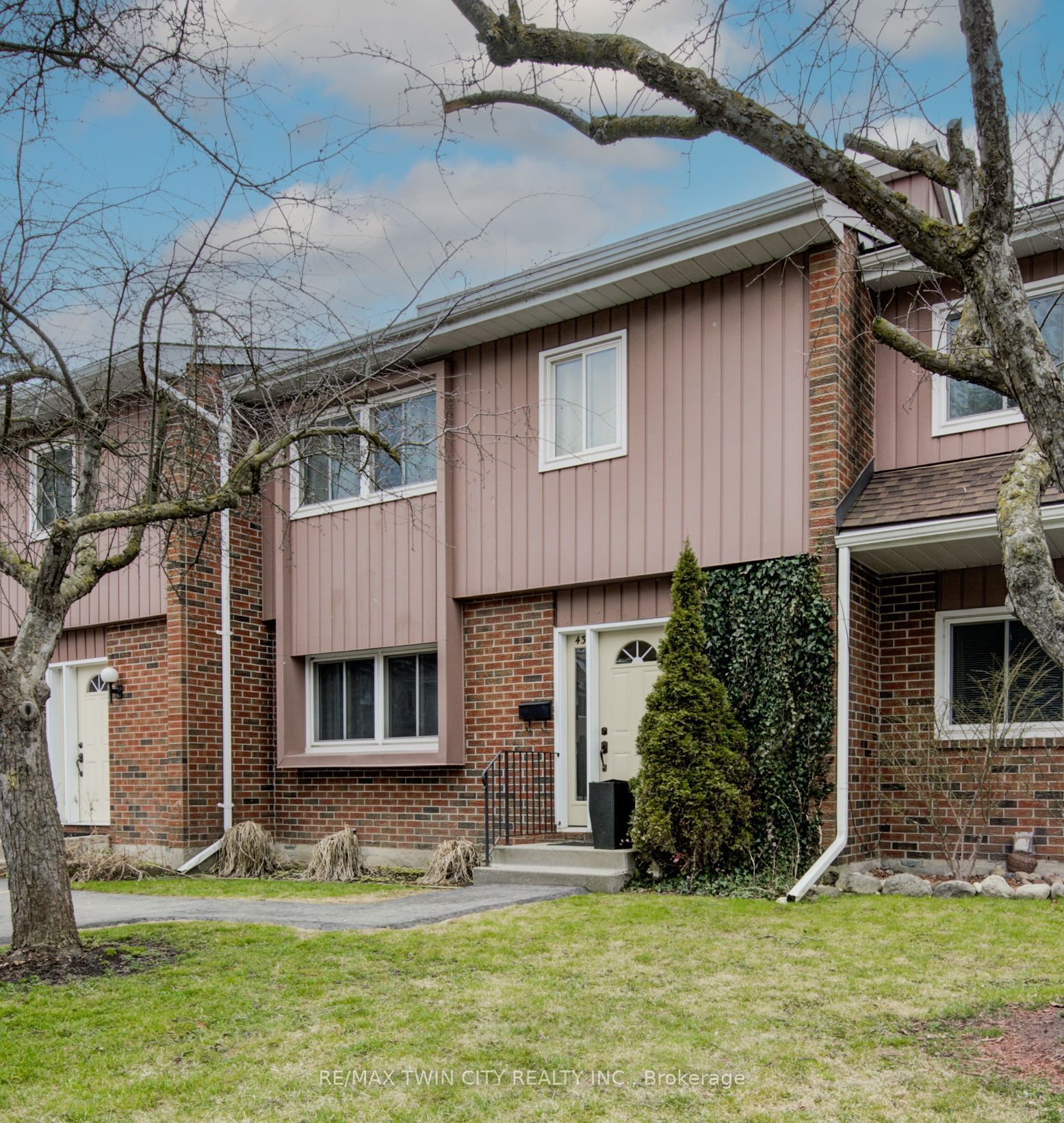 Townhouse for sale at 43-121 University Avenue, Waterloo, N2J 4J1 - MLS: X11949276