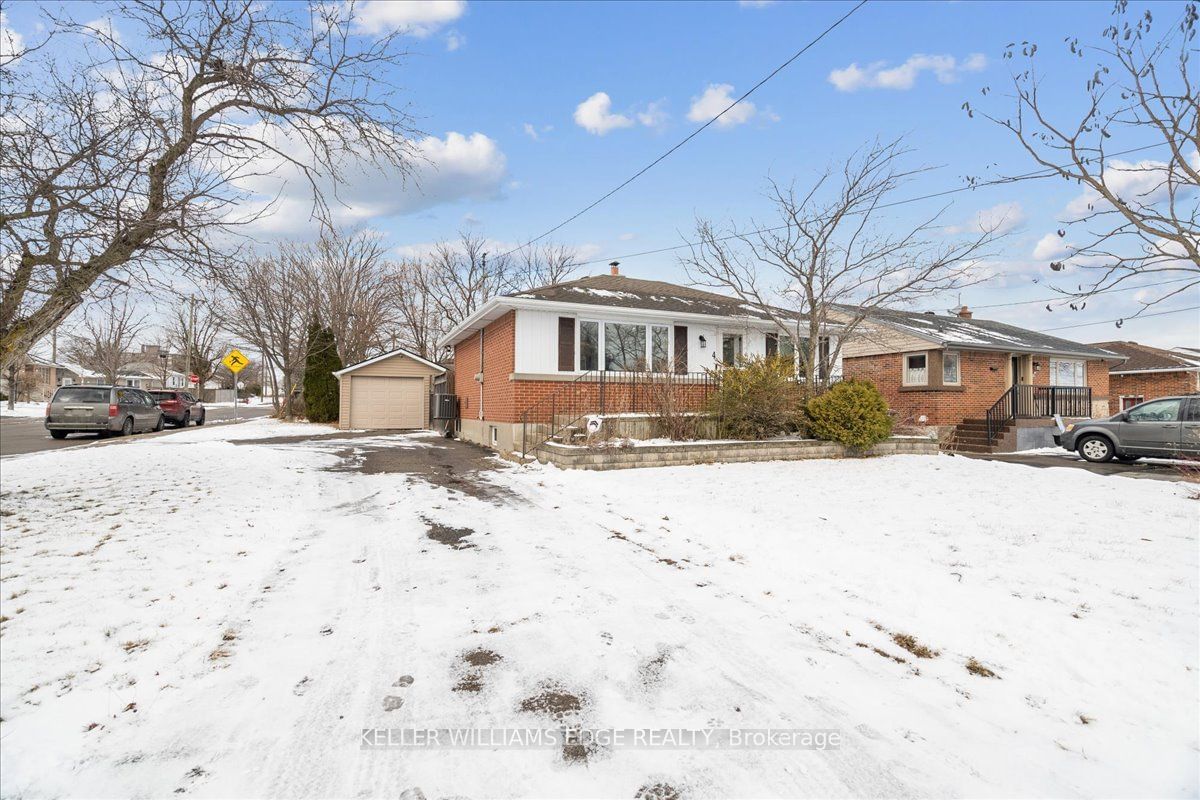 Detached House for sale at 4 Fernwood Crescent, Hamilton, Hampton Heights, L8T 3L1 - MLS: X11949512