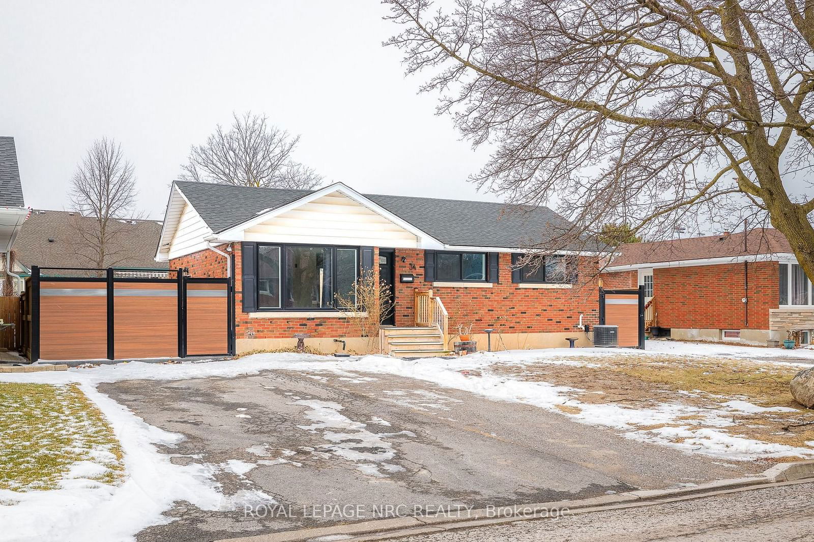 Detached House sold at 34 Jacobson Avenue, St. Catharines, 461 - Glendale/Glenridge, L2T 2Z7 - MLS: X11951080