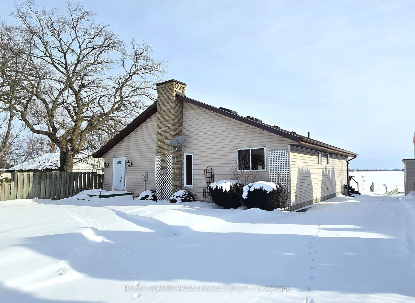 Detached House for sale at 32 Peats Point Lane, Prince Edward County, Ameliasburgh, K8N 4Z7 - MLS: X11951496