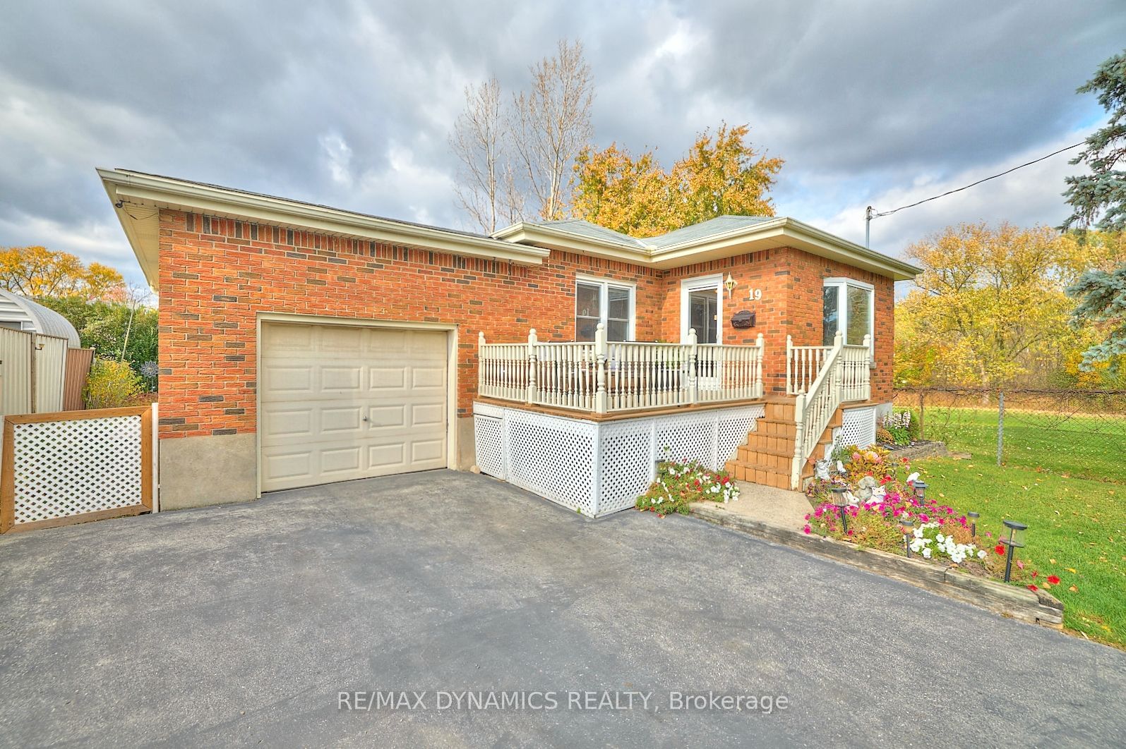 Detached House sold at 19 MELROSE Avenue, St. Catharines, Oakdale, L2P 2E3 - MLS: X11952552