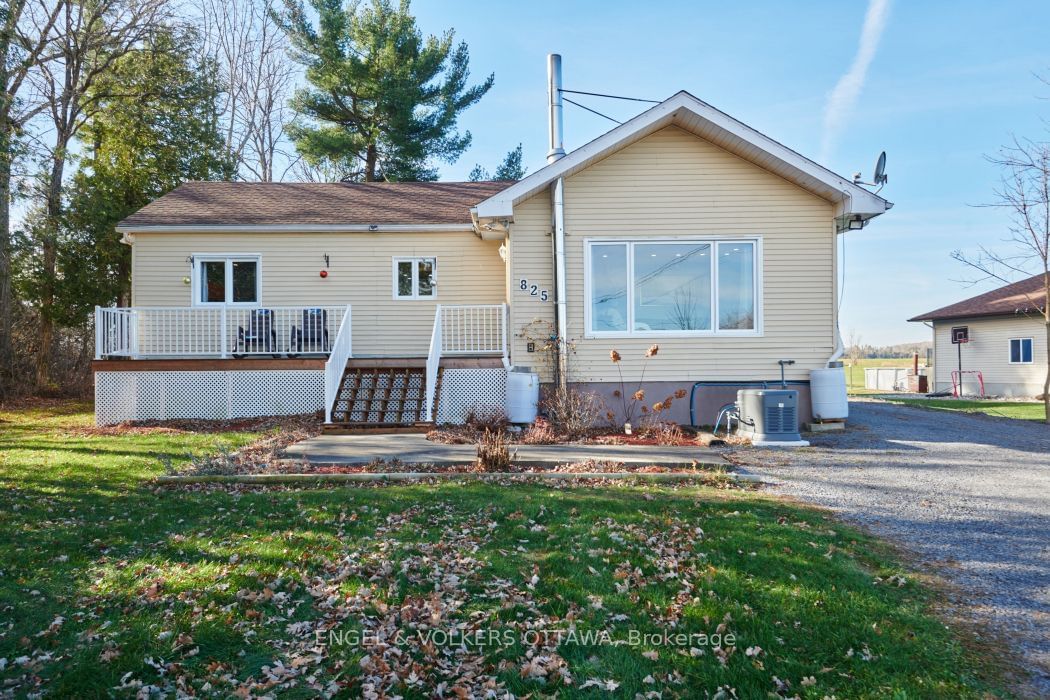 Detached House for sale at 825 Old Highway 17 Road, Alfred and Plantagenet, 608 - Plantagenet, K0B 1L0 - MLS: X11952831