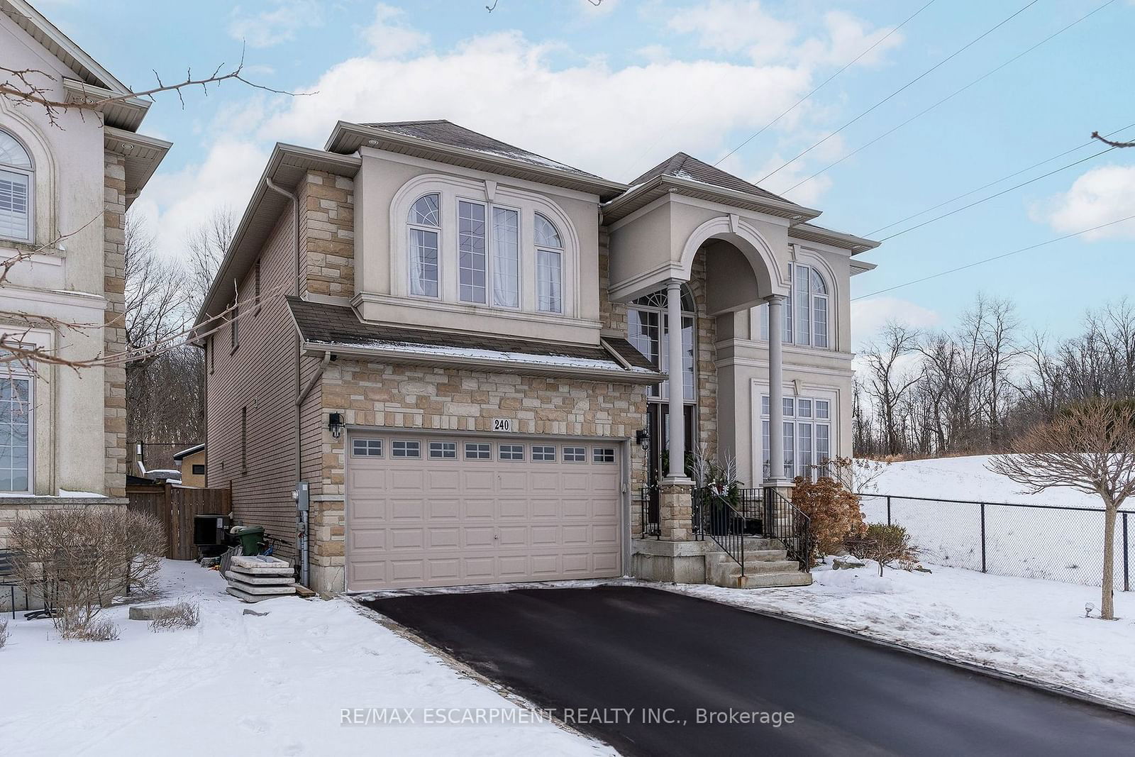 Detached House for sale at 240 CLOVERLEAF Drive, Hamilton, Meadowlands, L9K 1T2 - MLS: X11954296