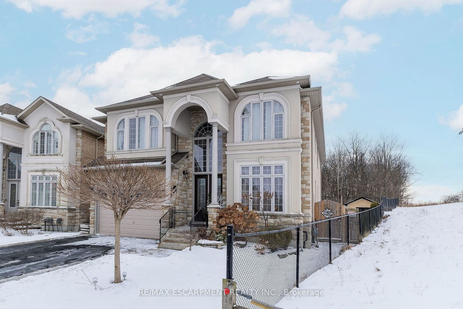 Detached House for sale at 240 CLOVERLEAF Drive, Hamilton, Meadowlands, L9K 1T2 - MLS: X11954296