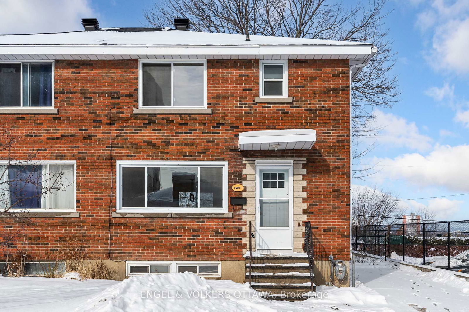 Townhouse sold at 1487 Morisset Avenue, Ottawa, Carlington, K1Z 8H2 - MLS: X11954946