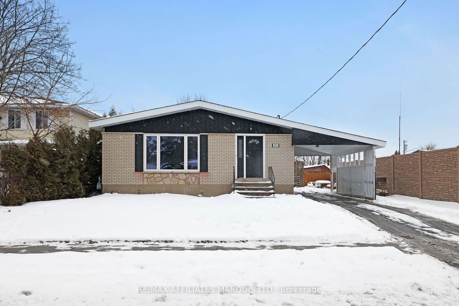 Detached House for sale at 225 Lemay Street, Cornwall, 717 - Cornwall, K6H 3C2 - MLS: X11955836