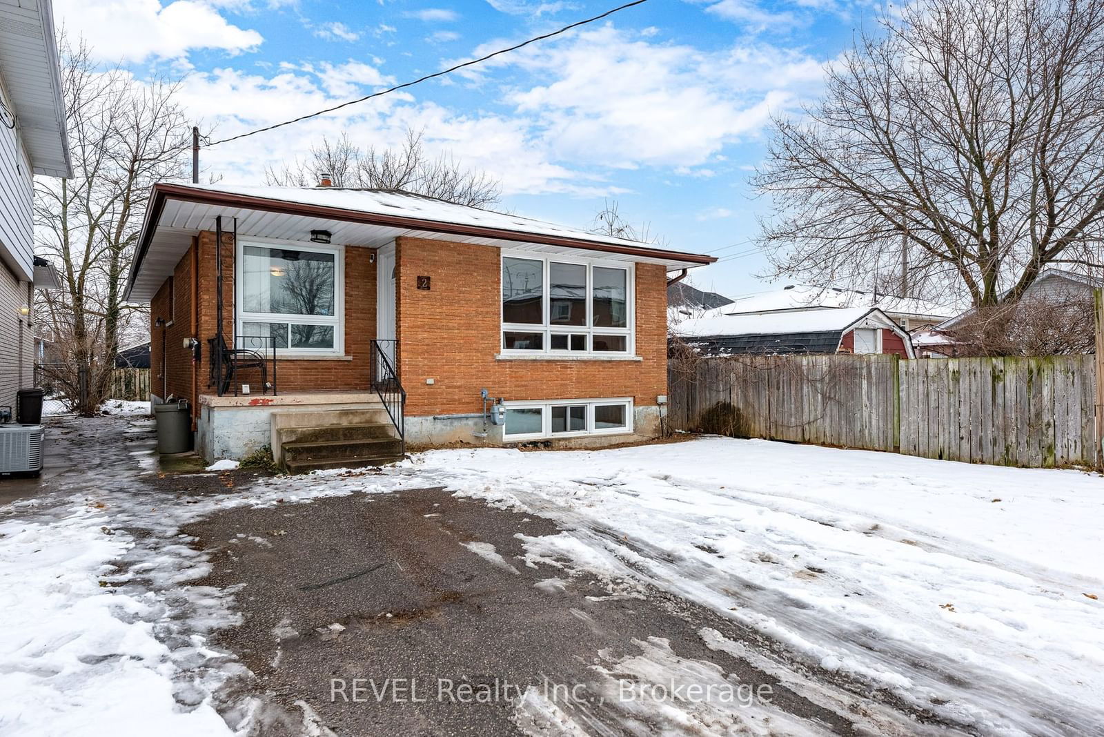 Detached House for sale at 2 Vera Street, St. Catharines, 458 - Western Hill, L2S 1C4 - MLS: X11956306