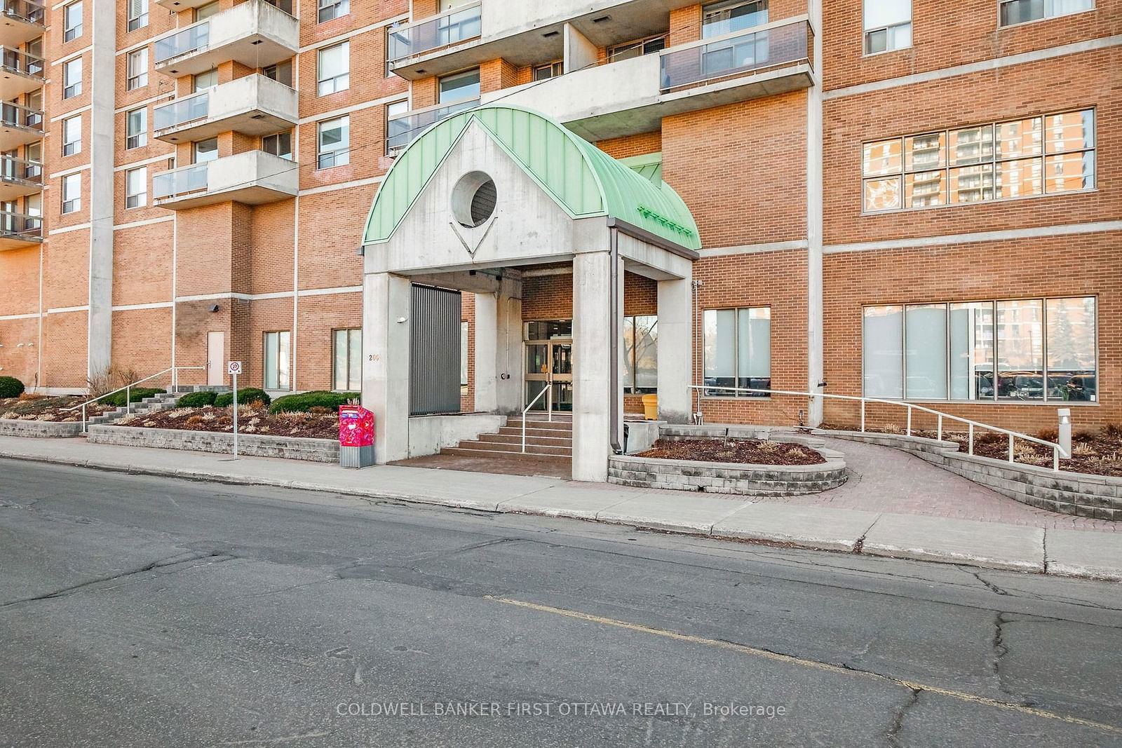 Condo for lease at 305-200 Lafontaine Avenue, Vanier and Kingsview Park, 3404 - Vanier, K1L 8K8 - MLS: X11956942