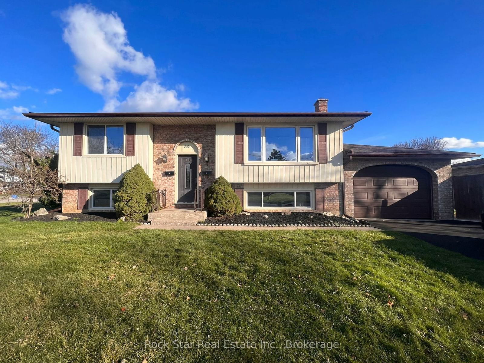 Detached House sold at 32 BENDINGROAD Crescent, St. Catharines, Lakeport, L2N 5R5 - MLS: X11957019