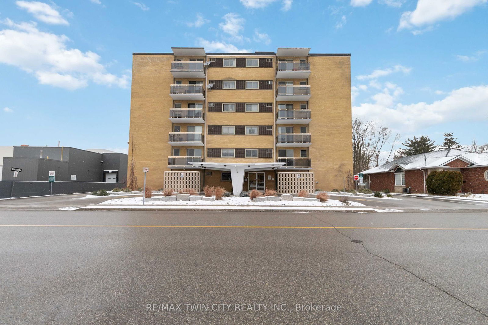 Condo for sale at 604-87 St. George Street, Brantford, N3R 1V5 - MLS: X11957755