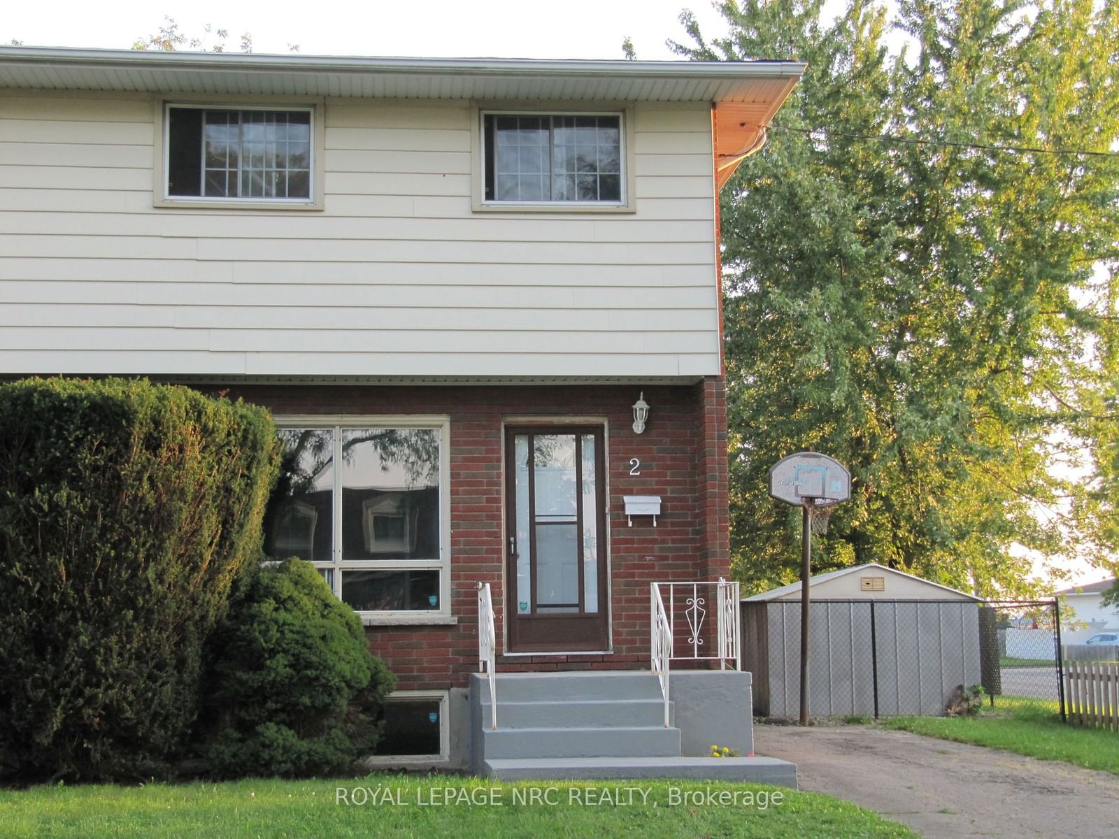 Semi-Detached House for sale at 2 Black Knight Road, St. Catharines, 443 - Lakeport, L2N 3C1 - MLS: X11958431