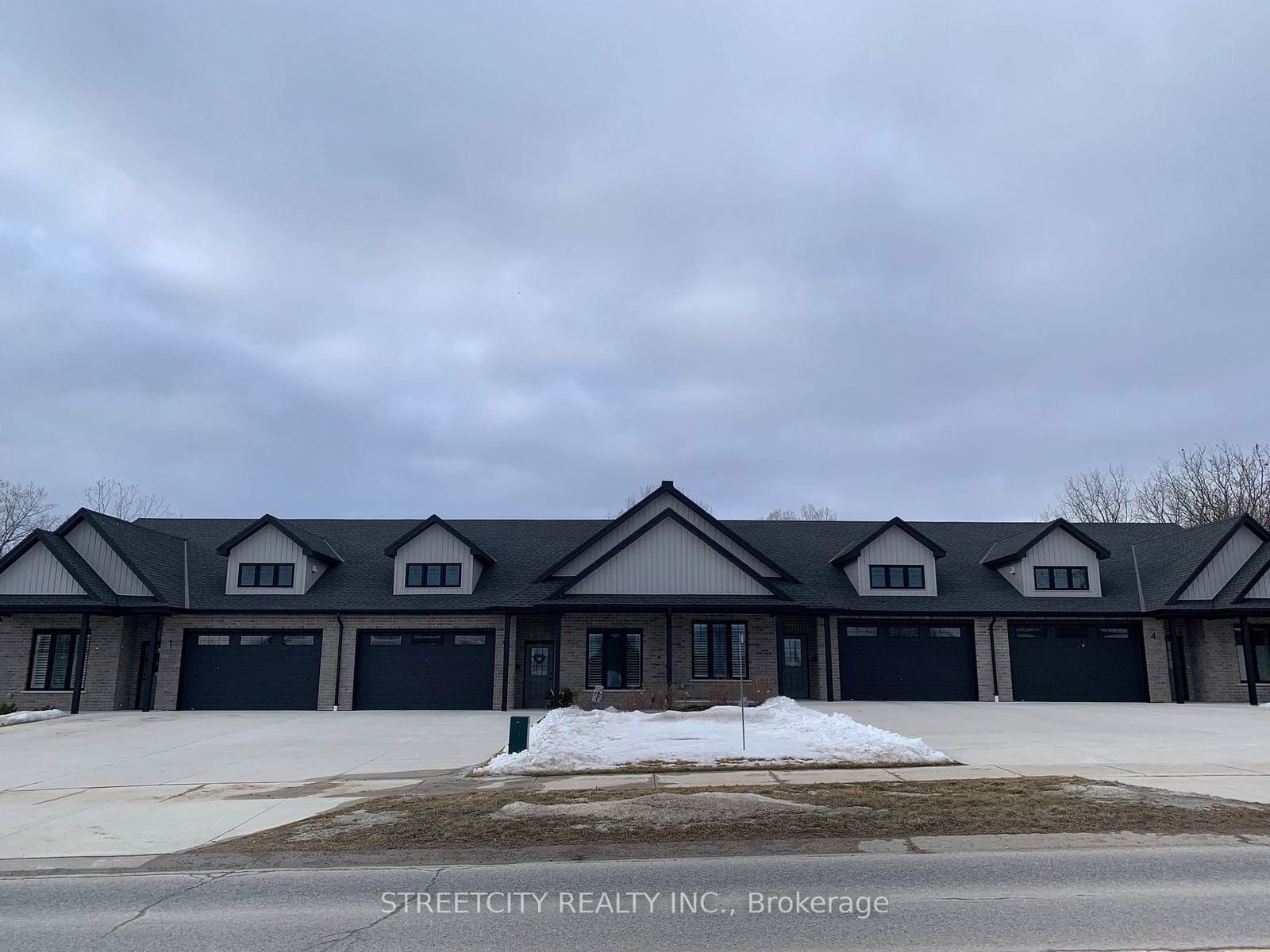 Building at 1868 Longwoods Road, Southwest Middlesex, Wardsville