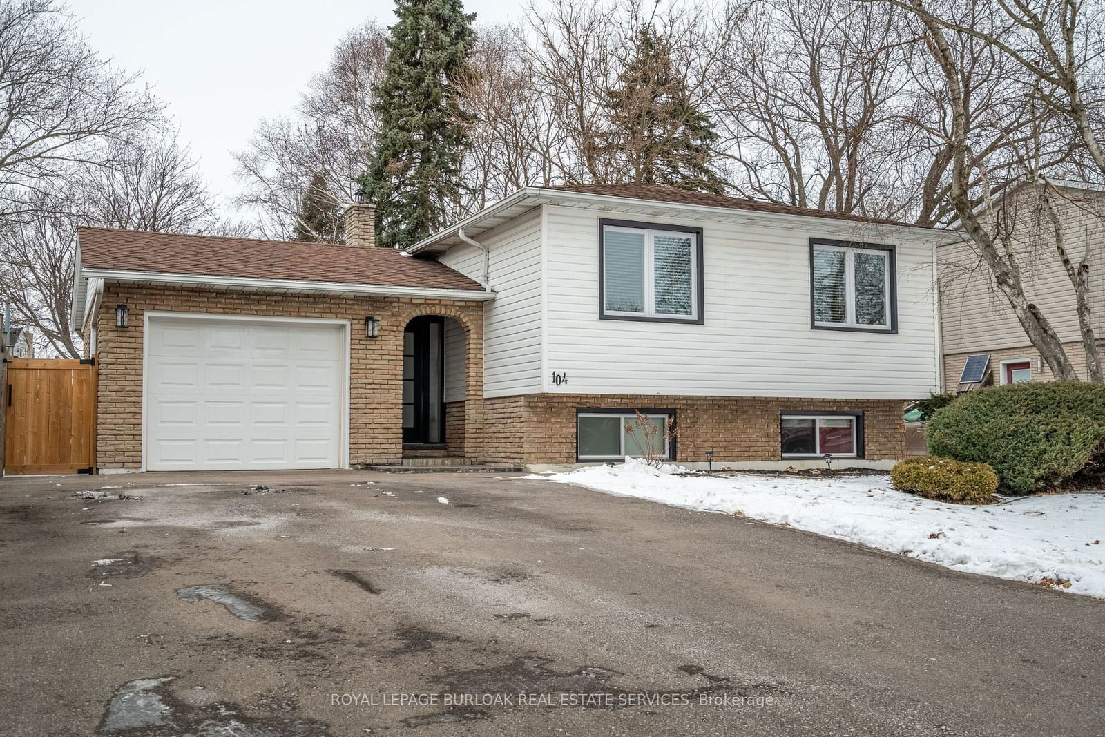 Detached House for sale at 104 DARLINGTON Drive, Hamilton, Gilbert, L9C 2L9 - MLS: X11958775