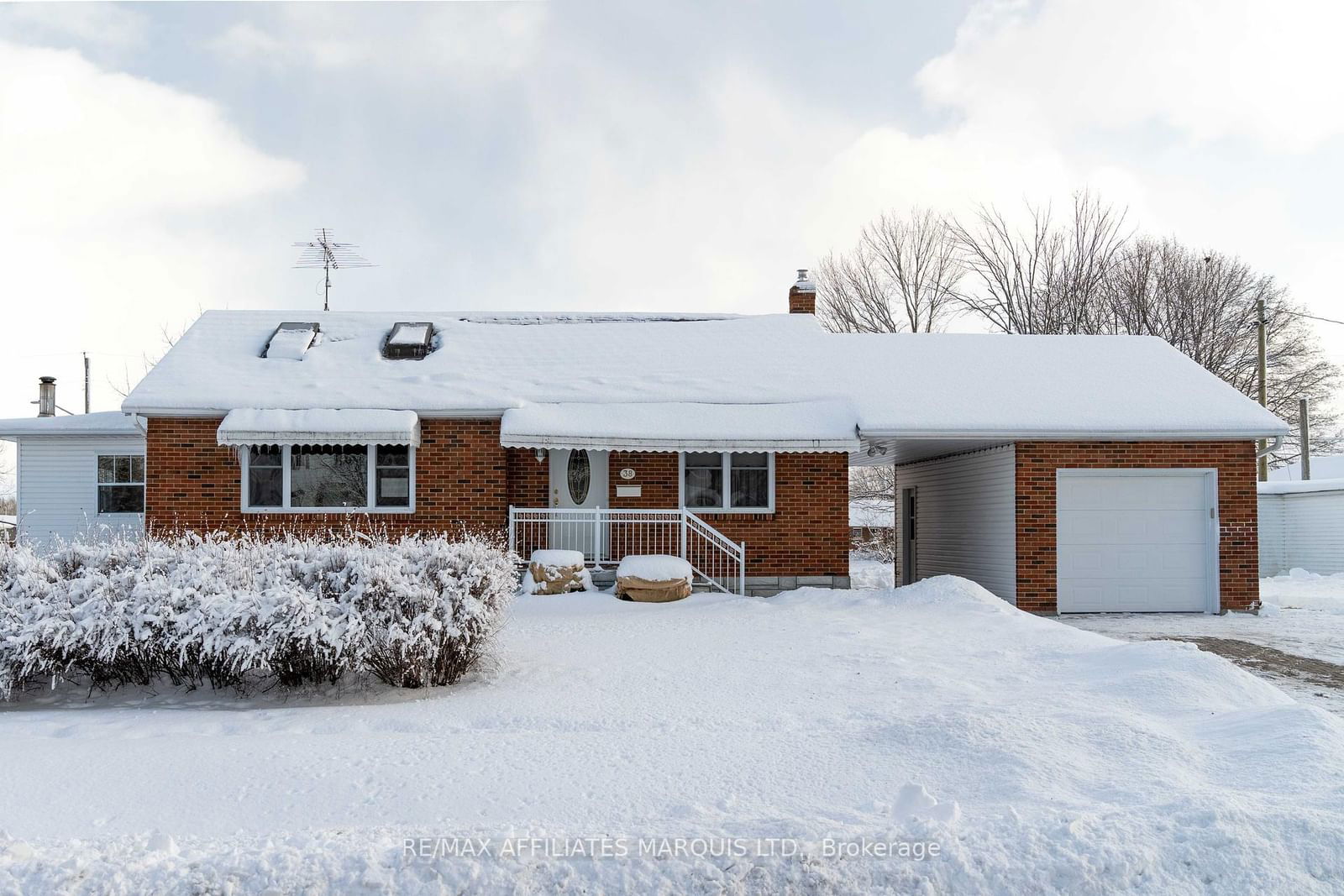 Detached House sold at 38 Bethune Avenue, South Stormont, 714 - Long Sault, K0C 1P0 - MLS: X11958878