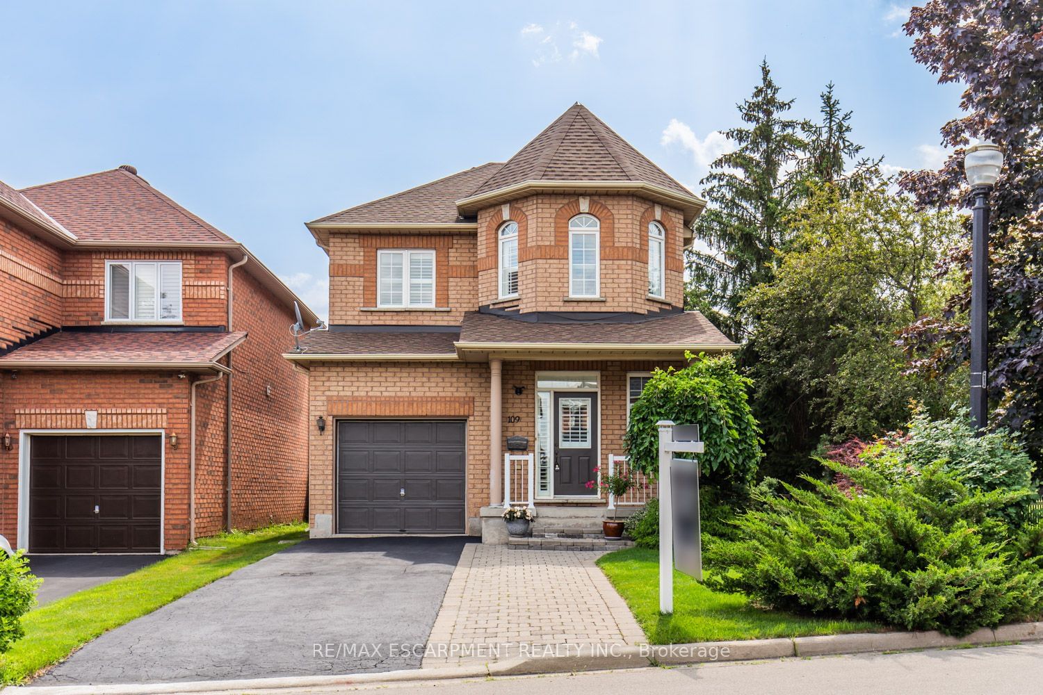 Detached House for sale at 109 Peachwood Crescent, Hamilton, Stoney Creek, L8E 5Z7 - MLS: X11959743