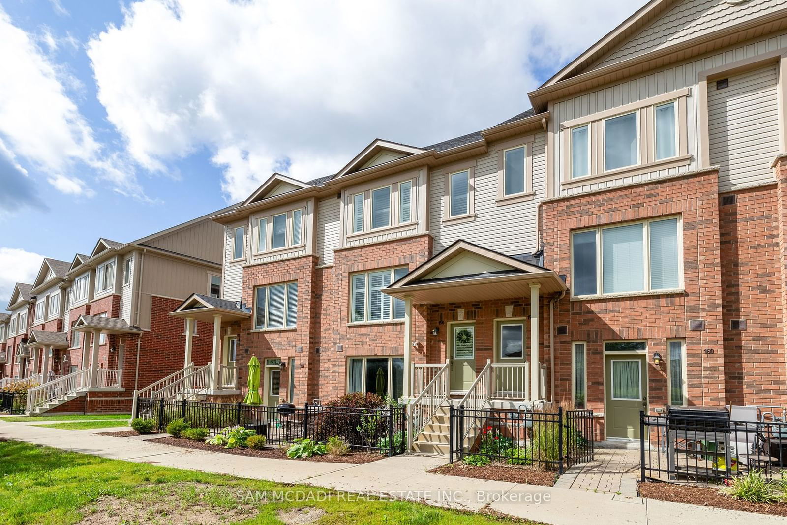 Townhouse for sale at 156 Watson Pkwy, Guelph, Grange Hill East, N1E 0P6 - MLS: X11960347