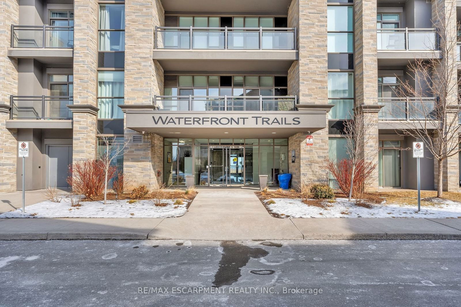 Condo for sale at 421-35 SOUTHSHORE Crescent, Hamilton, Stoney Creek, L8E 0J2 - MLS: X11960565