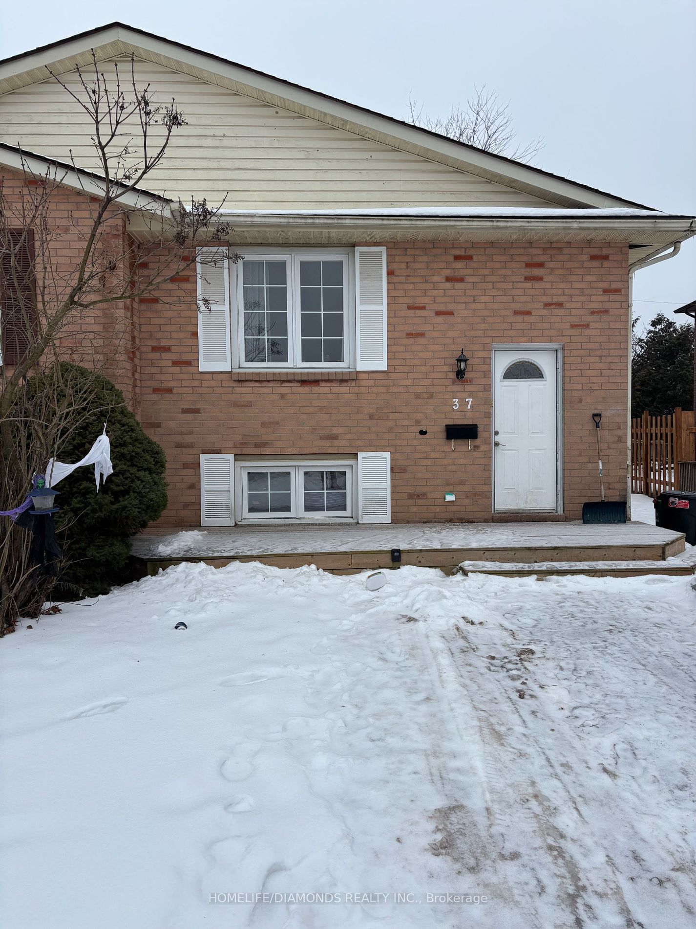 Semi-Detached House for sale at 37 Briarsdale Crescent, Welland, L3C 6S8 - MLS: X11960740