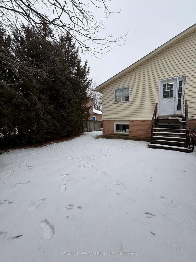 37 Briarsdale Cres, Welland, L3C 6S8 | Image 3