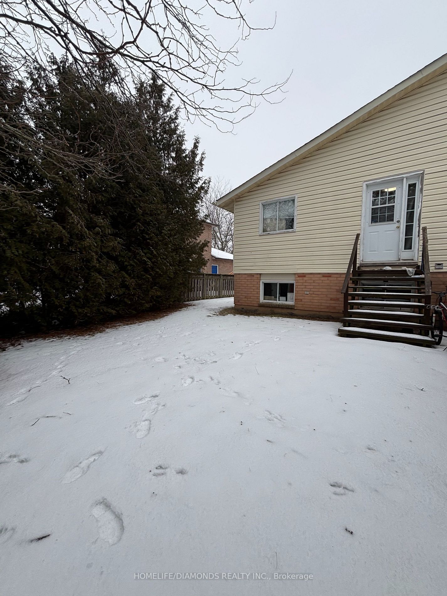 Semi-Detached House for sale at 37 Briarsdale Crescent, Welland, L3C 6S8 - MLS: X11960740